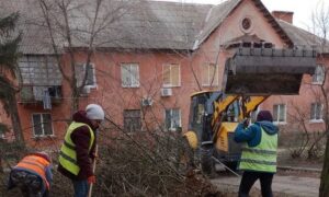 Фарбували перила, вивозили сміття і листя: про роботу комунальників у Марганці на минулому тижні