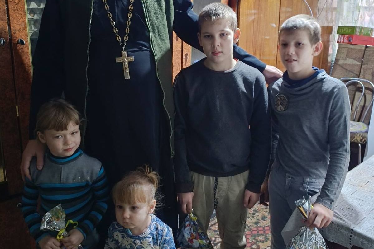 Священник з Нікопольщини вже декілька років стає Миколаєм для багатодітної родини 1 Священник з Нікопольщини вже декілька років стає Миколаєм для багатодітної родини