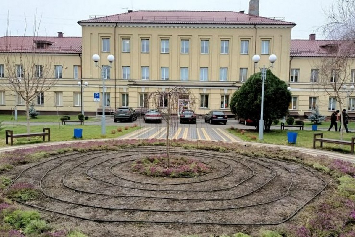 У перервах між викликами та прийомами: лікарі у Нікополі влаштували суботник 1 У перервах між викликами та прийомами: лікарі у Нікополі влаштували суботник
