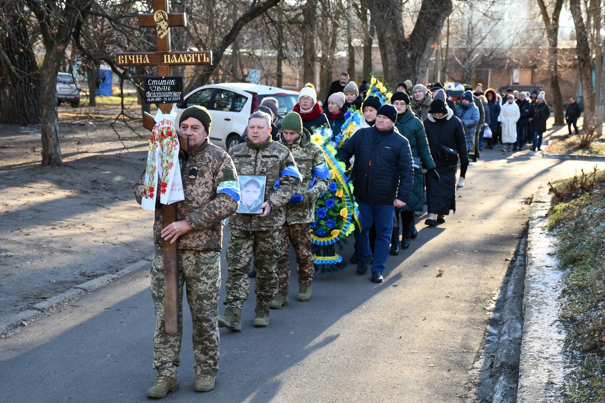 14 грудня Нікополь провів останню путь хороброго Захисника (фото) 12