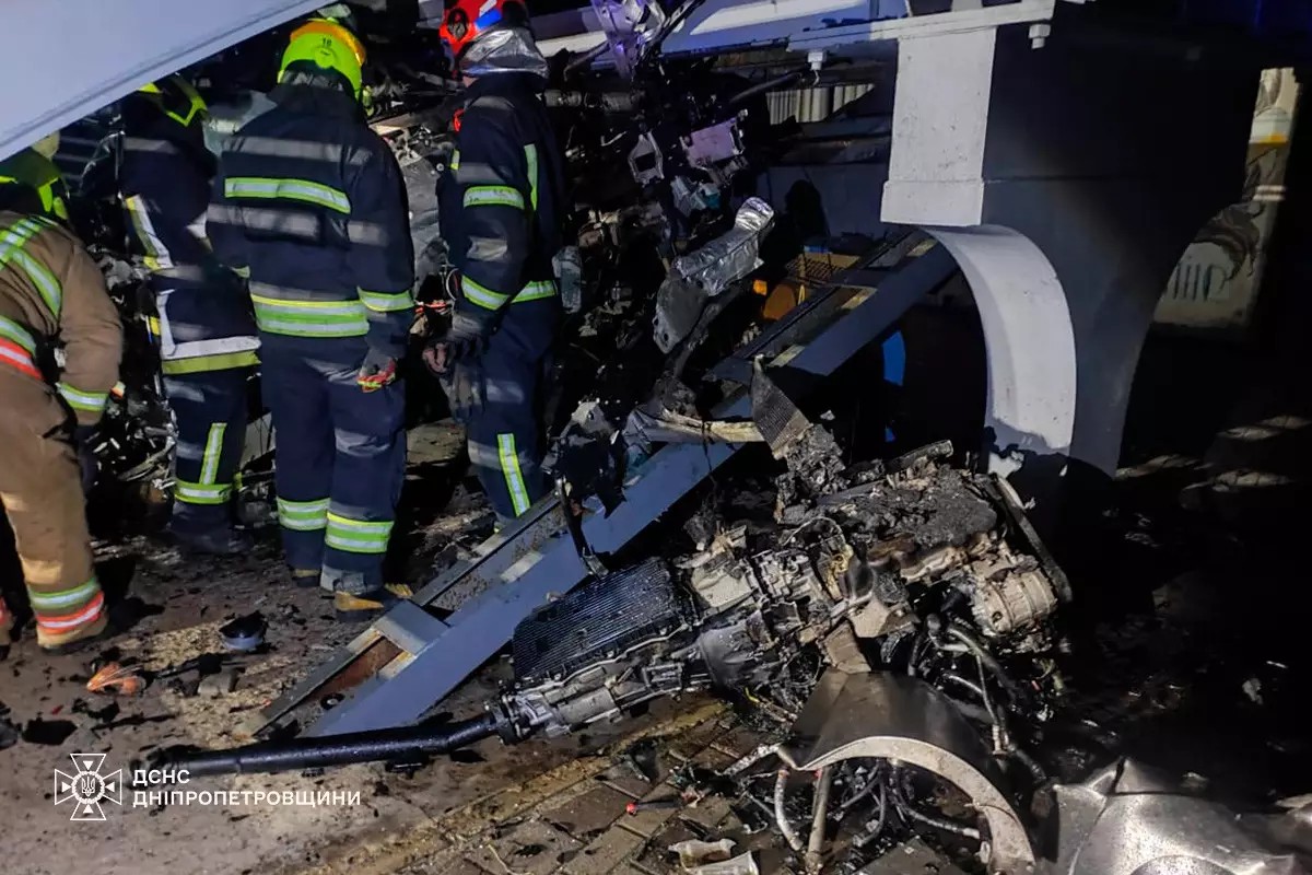 Загинуло троє людей: під час ДТП у Дніпрі «BMW» врізався в опору пішохідного мосту