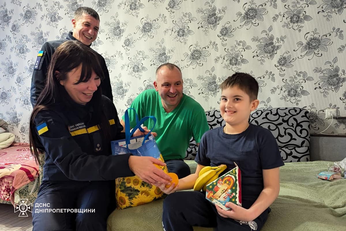 У Нікополі рятувальники привітали дітей поранених колег: фото