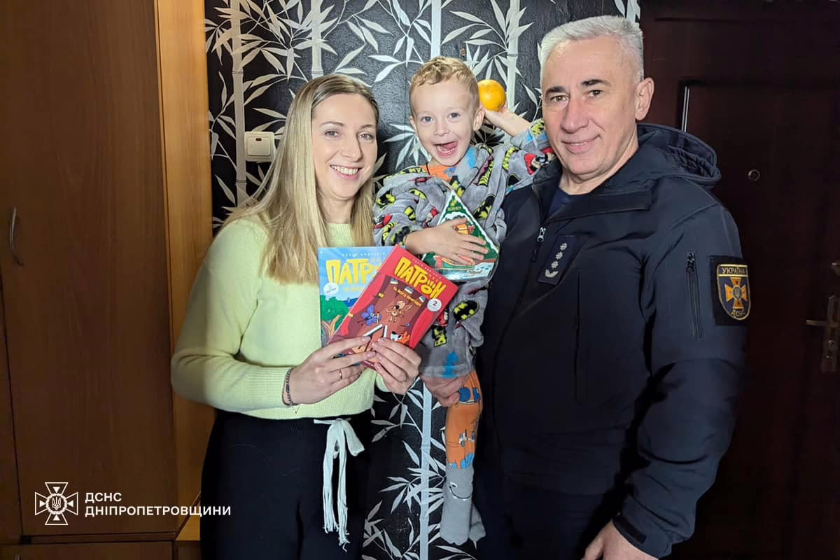У Нікополі рятувальники привітали дітей поранених колег з Днем Святого Миколая
