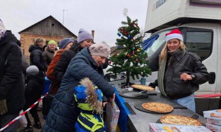 На Нікопольщині мешканців пригощали піцою шотландські благодійники: фото