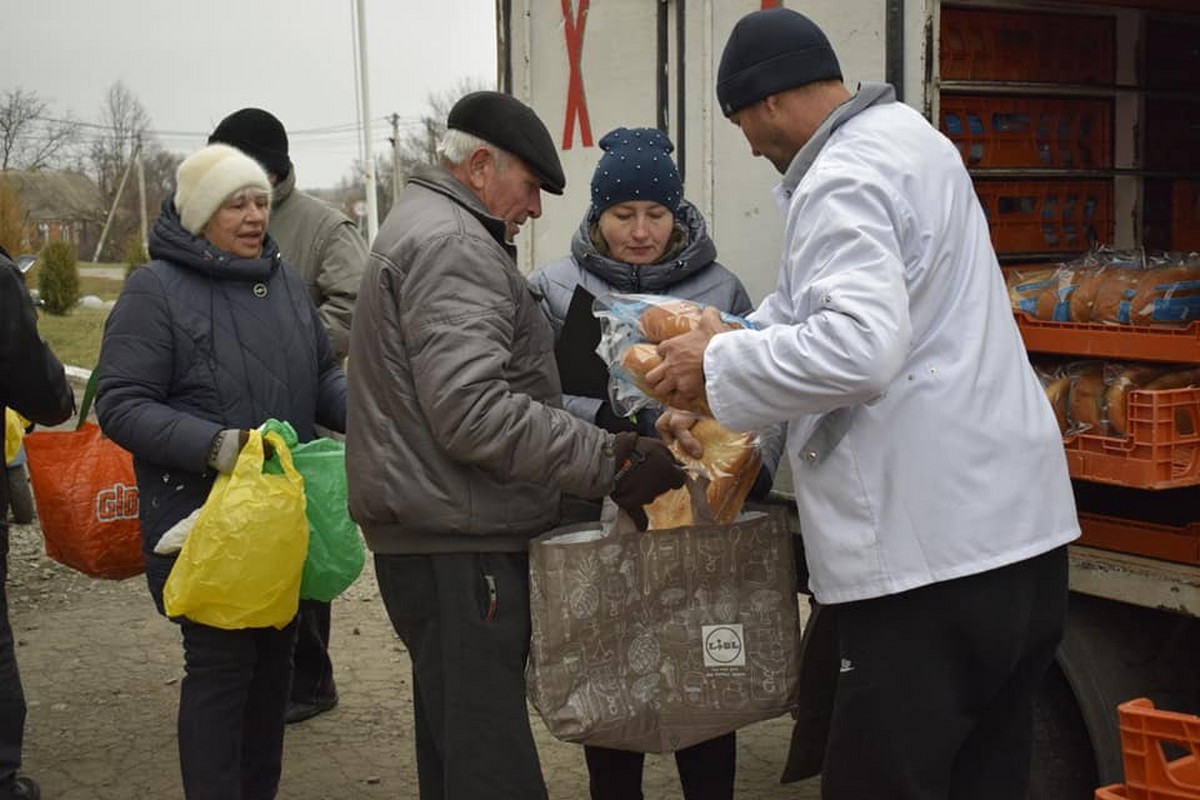 Мешканцям прифронтової громади на Нікопольщині роздали хліб: фото