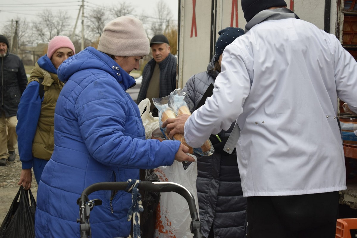 Мешканцям прифронтової громади на Нікопольщині роздали хліб: фото