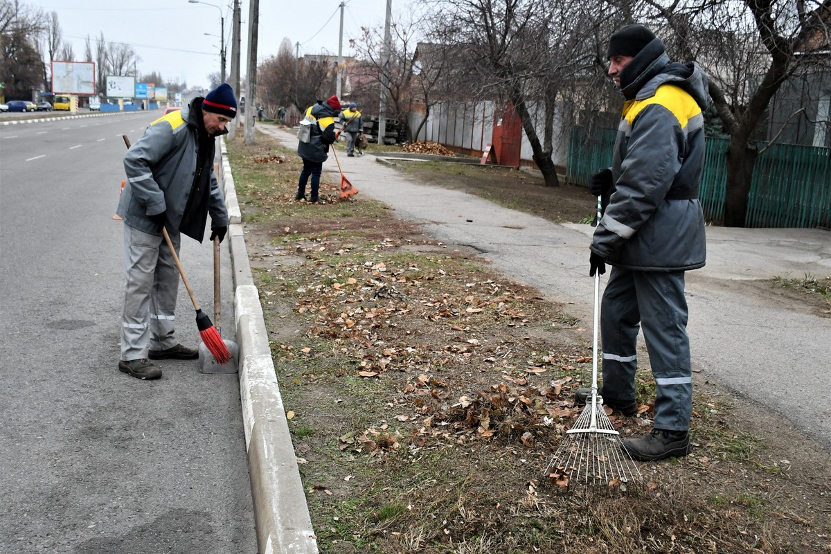 У Нікополі комунальники готуються до блекаутів, працюють на місцях прильотів, згрібають опале листя 