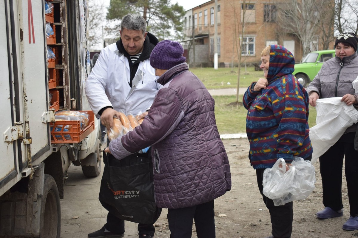 Мешканцям прифронтової громади на Нікопольщині роздали хліб: фото