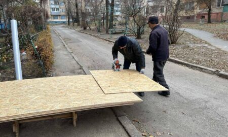 У Нікополі від початку грудня окупанти вбили людину і понівечили 33 будинки: комунальники відновлюють житло (фото)