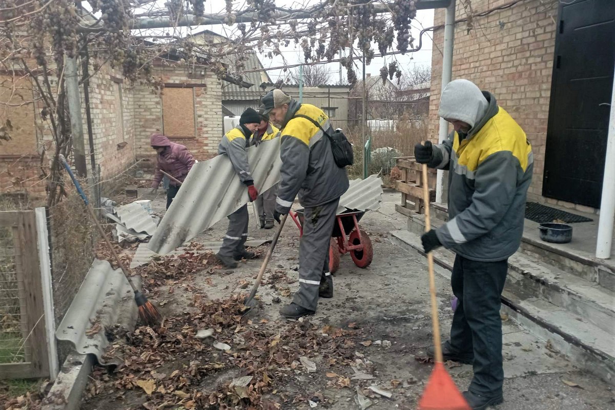 У Нікополі комунальники готуються до блекаутів, працюють на місцях прильотів, згрібають опале листя 