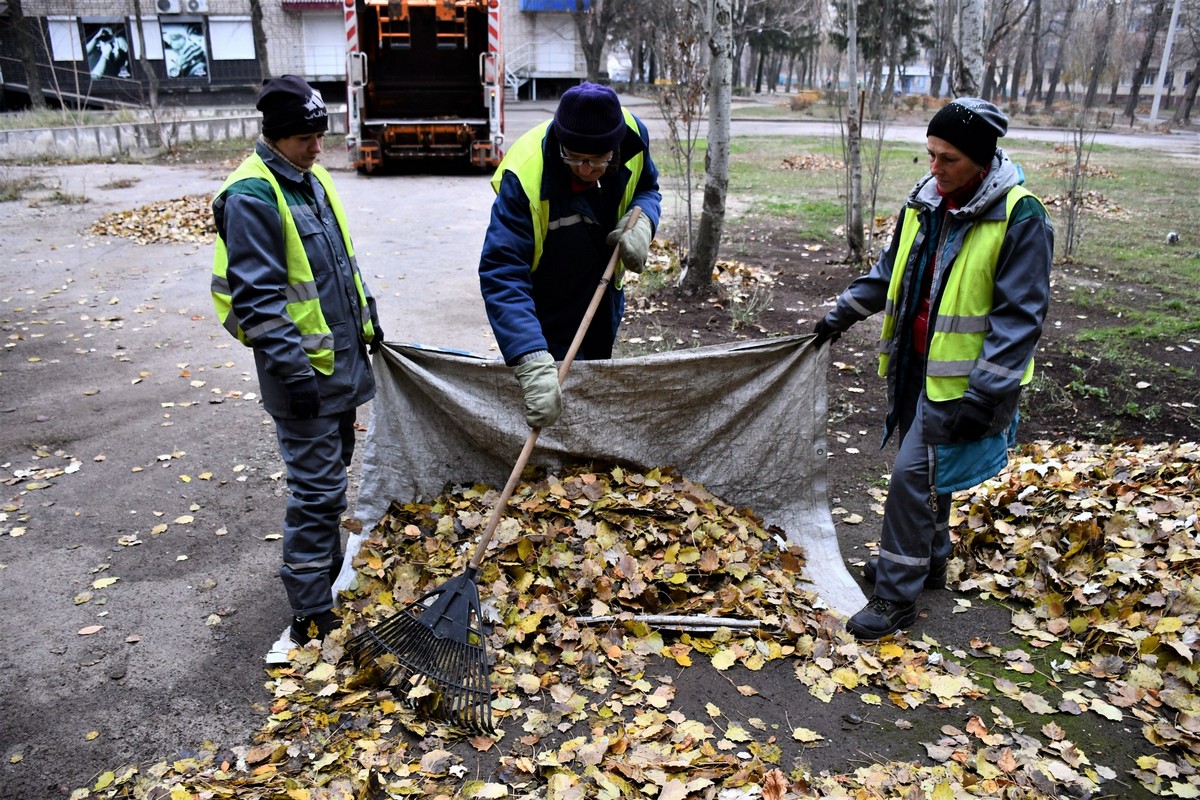 У Нікополі комунальники готуються до блекаутів, працюють на місцях прильотів, згрібають опале листя 