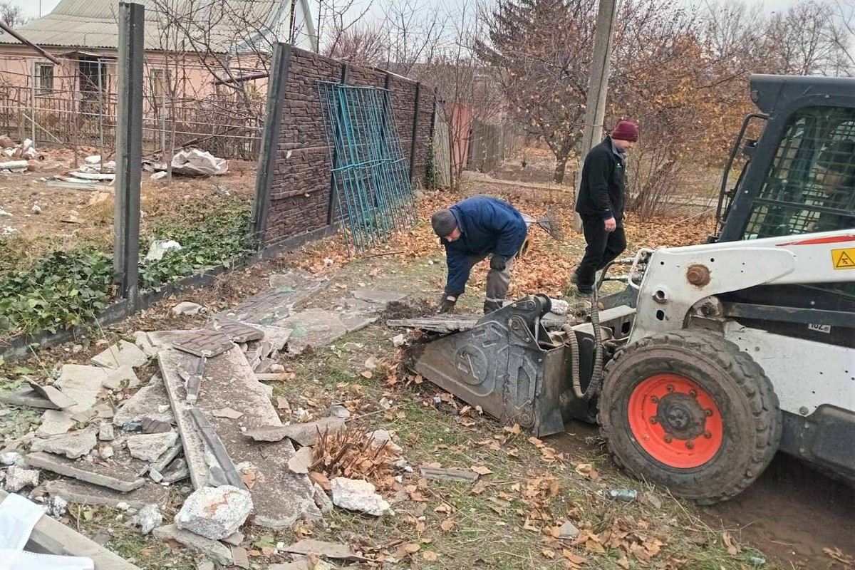 У Нікополі комунальники готуються до блекаутів, працюють на місцях прильотів, згрібають опале листя 