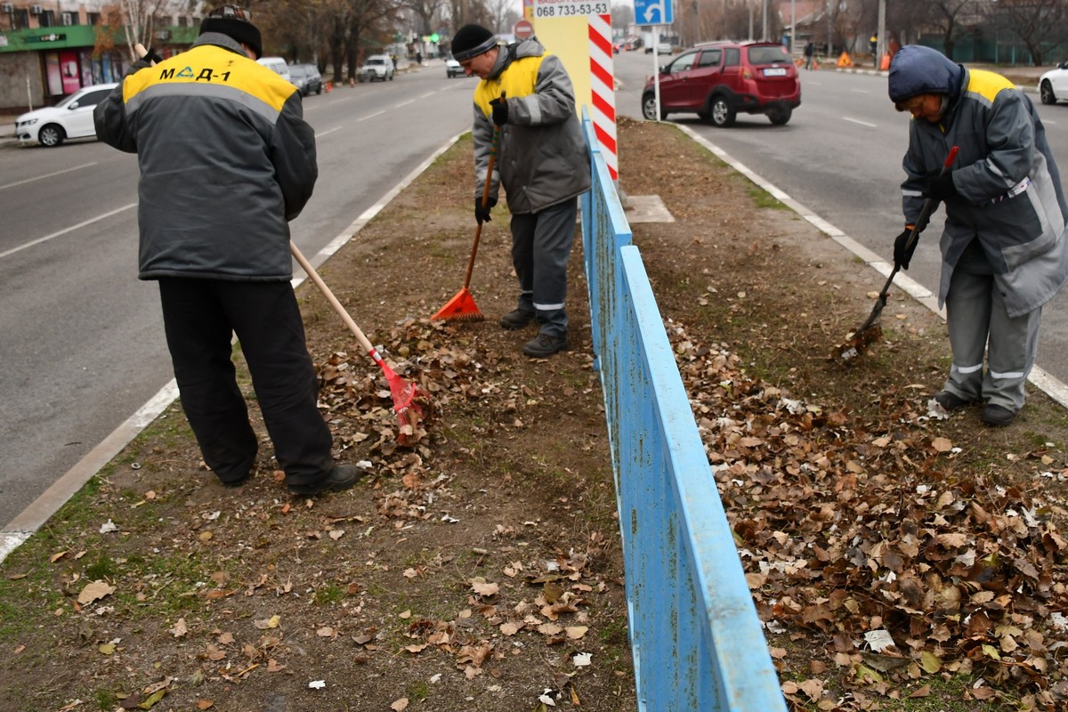 У Нікополі комунальники готуються до блекаутів, працюють на місцях прильотів, згрібають опале листя 