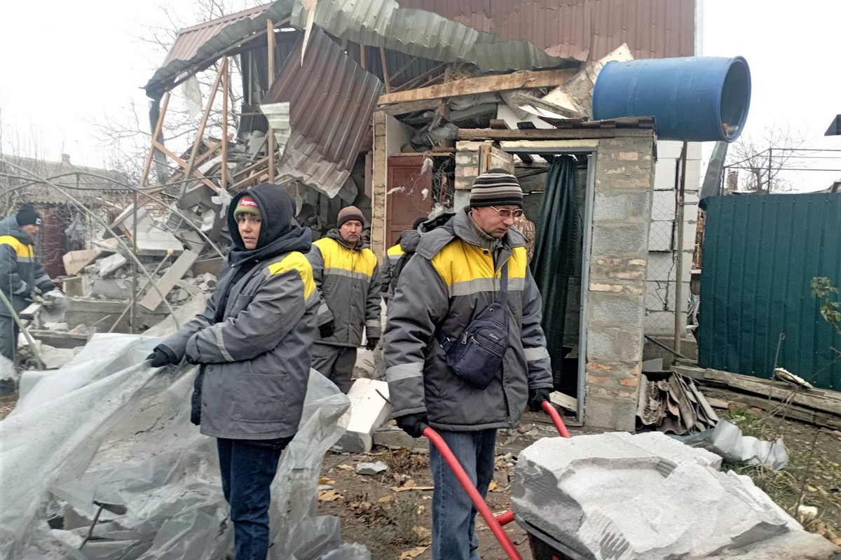 У Нікополі комунальники готуються до блекаутів, працюють на місцях прильотів, згрібають опале листя 