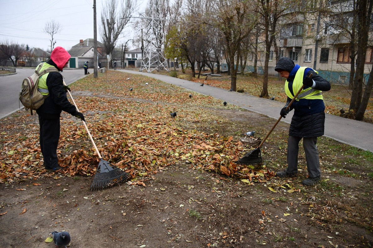 У Нікополі комунальники готуються до блекаутів, працюють на місцях прильотів, згрібають опале листя 