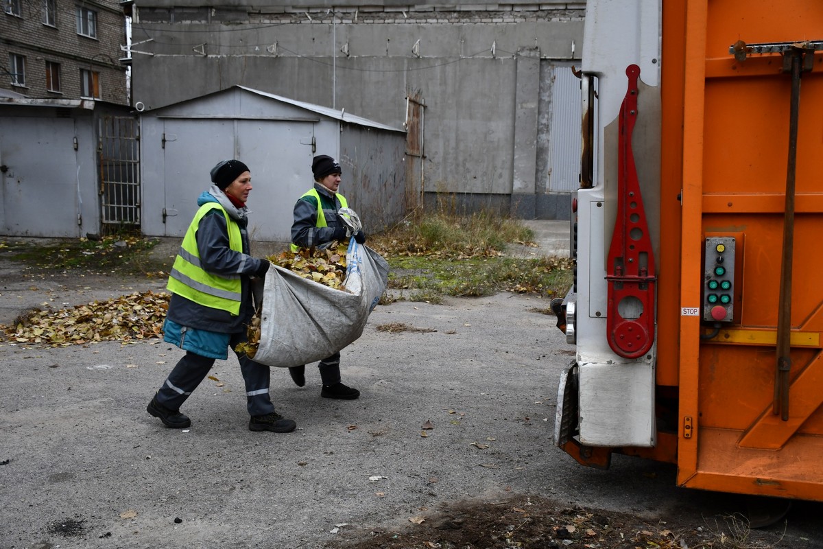 У Нікополі комунальники готуються до блекаутів, працюють на місцях прильотів, згрібають опале листя 