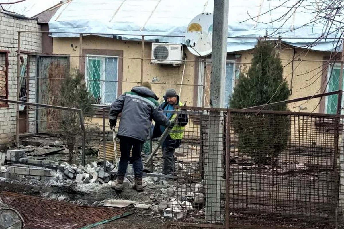 У Нікополі комунальники готуються до блекаутів, працюють на місцях прильотів, згрібають опале листя 