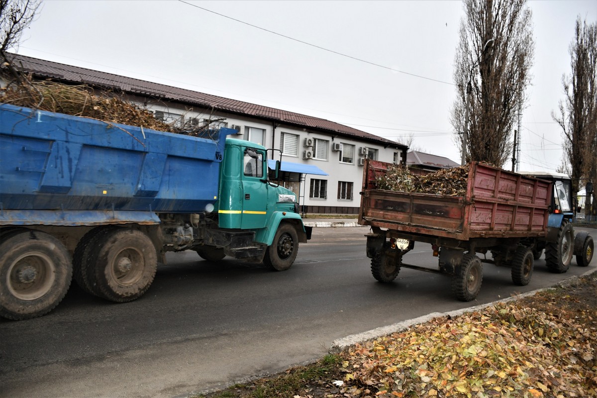 У Нікополі комунальники готуються до блекаутів, працюють на місцях прильотів, згрібають опале листя 