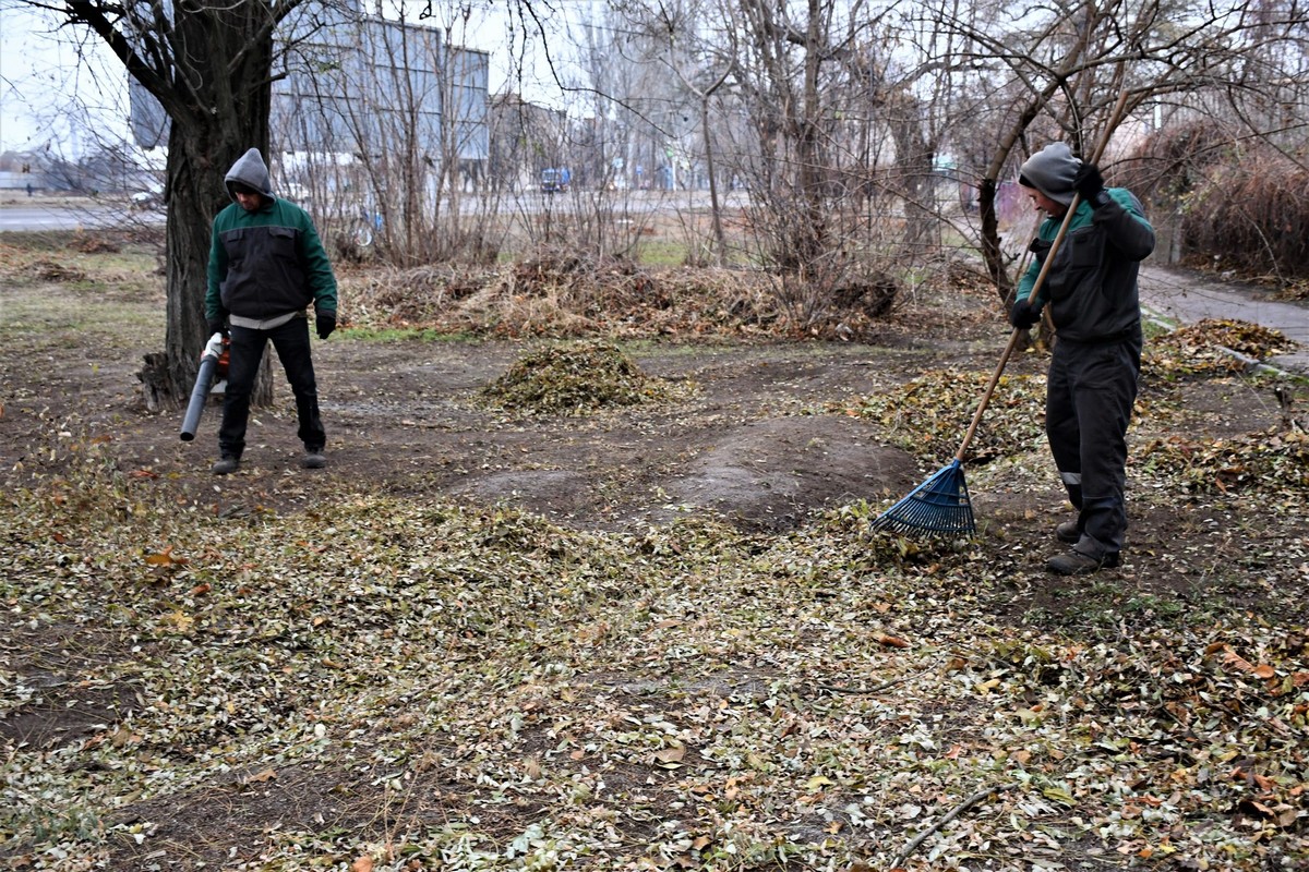 У Нікополі комунальники готуються до блекаутів, працюють на місцях прильотів, згрібають опале листя 