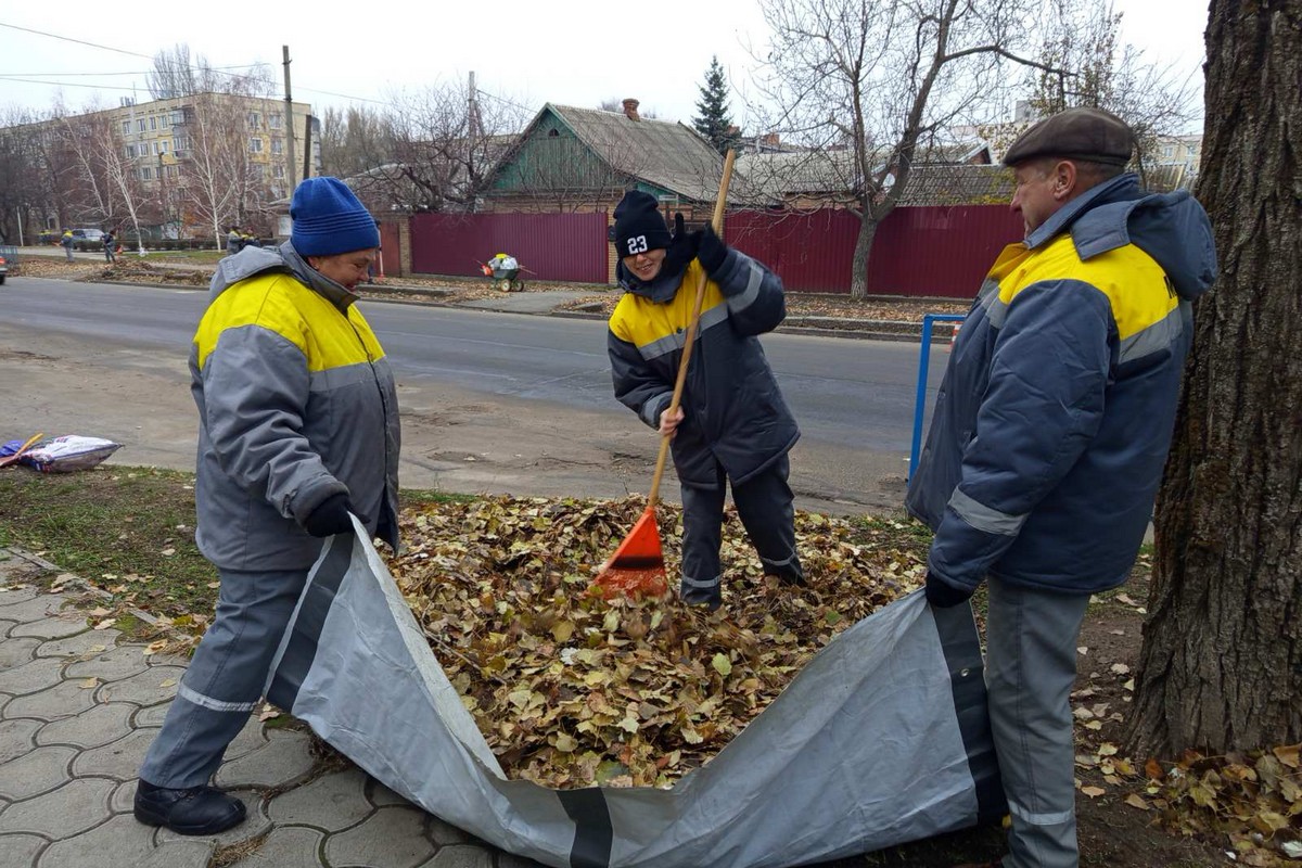 У Нікополі комунальники готуються до блекаутів, працюють на місцях прильотів, згрібають опале листя 