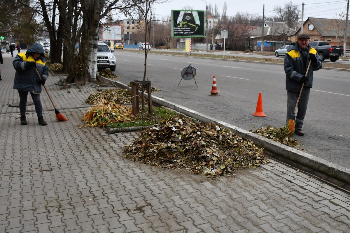 У Нікополі комунальники готуються до блекаутів, працюють на місцях прильотів, згрібають опале листя 