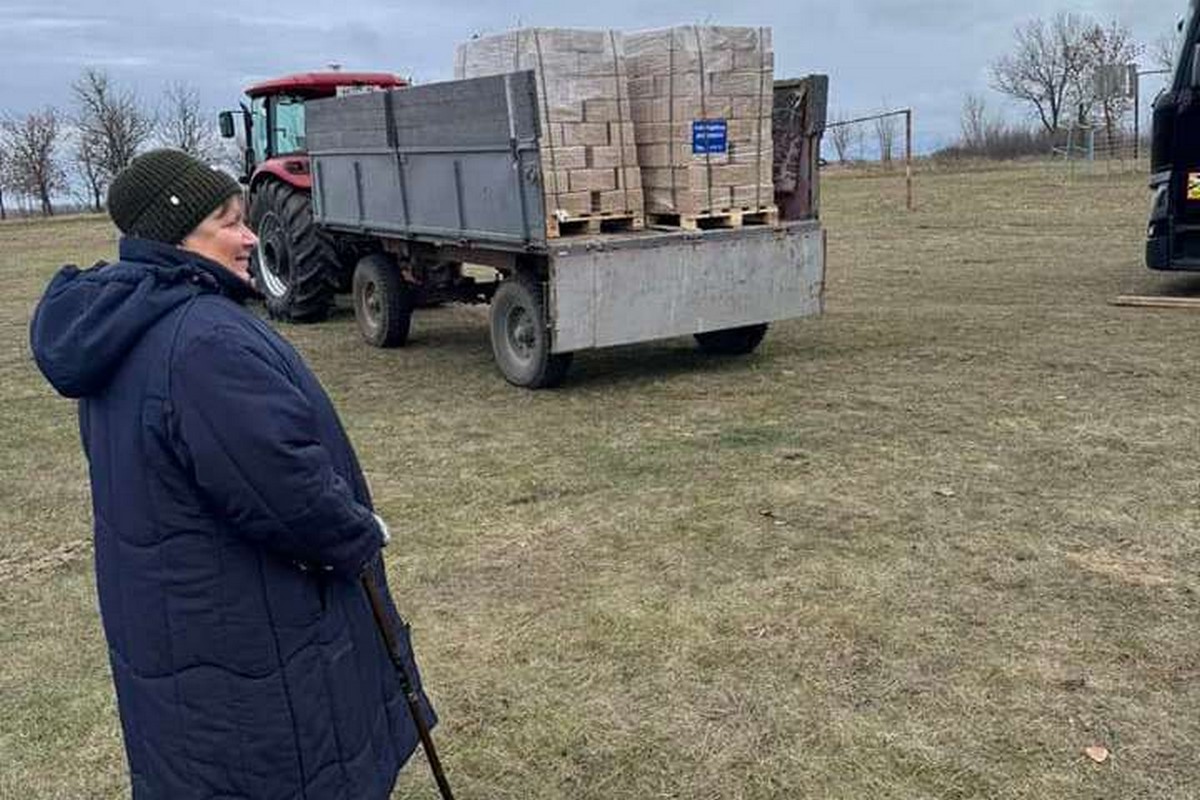 Мешканці в Мирівській громаді отримали паливні брикети: фото