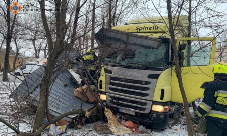 У Дніпрі вантажівка в’їхала у кіоск з людиною всередині