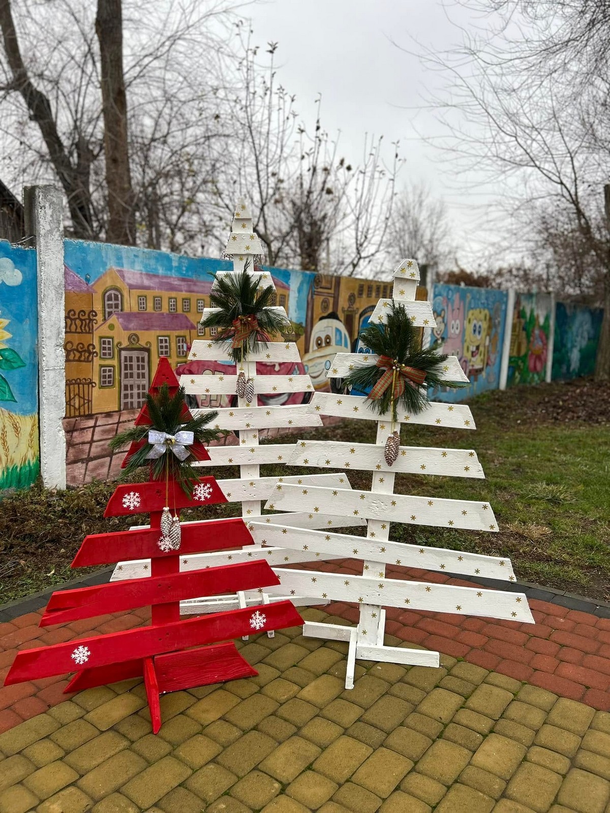 «Хто буде ламати, той буде відновлювати»: у Томаківці встановили новорічні декорації в центрі