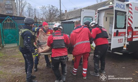 У ДСНС показали, як евакуювали поранених у Нікополі з місця обстрілу