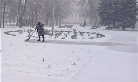 Зима у Нікополі випробовує комунальників на оперативність: зранку 13 грудня вони на «бойовому» посту