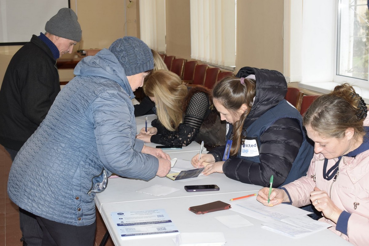 Жителям Мирівської громади видали питну воду від БФ ACTED: фото