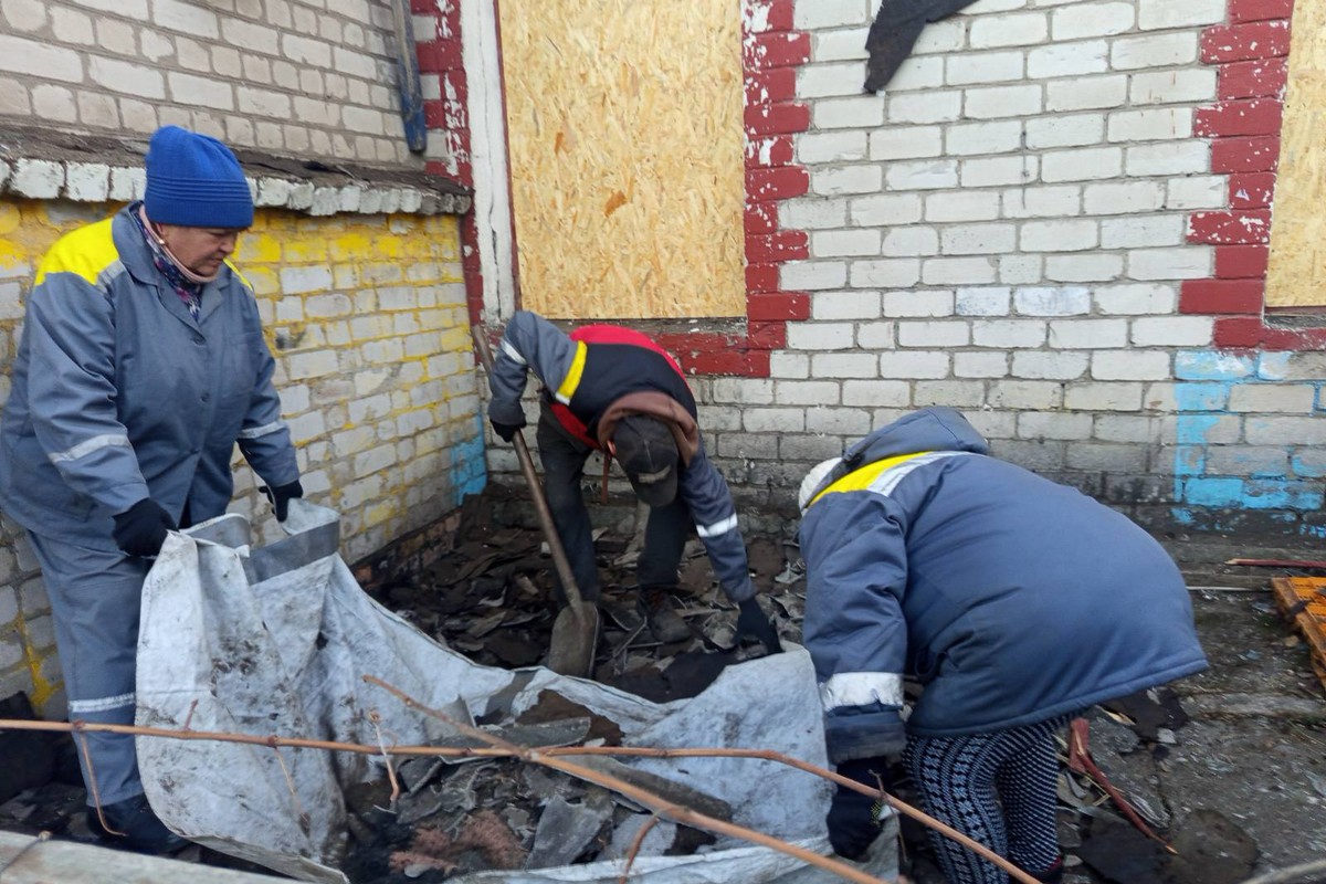 Нікополь живе під обстрілами третій рік: комунальники прибирають уламки, підтримують чистоту на вулицях (фото)