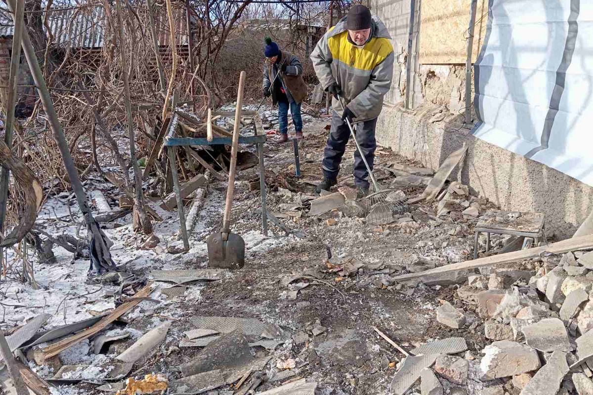 Нікополь живе під обстрілами третій рік: комунальники прибирають уламки, підтримують чистоту на вулицях (фото)