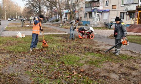 Нікополь живе під обстрілами третій рік: комунальники прибирають уламки, підтримують чистоту на вулицях (фото)