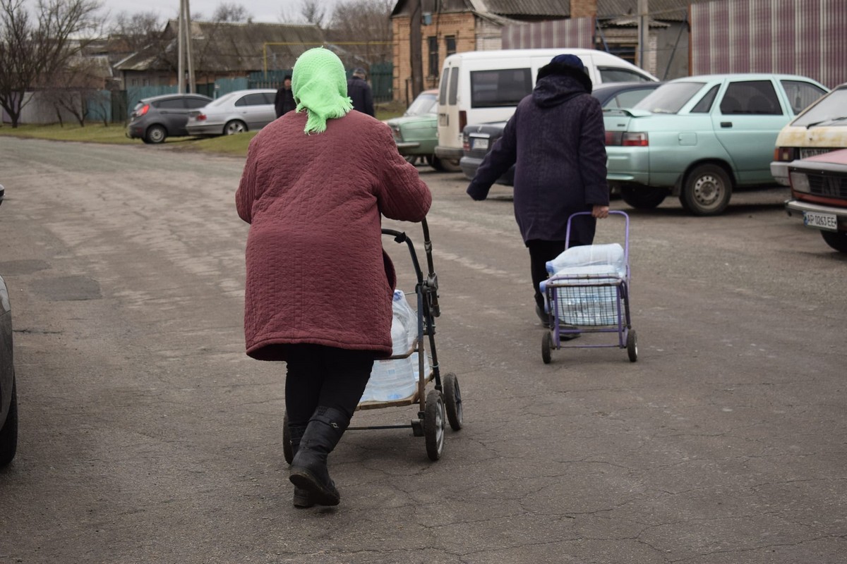 Жителям Мирівської громади видали питну воду від БФ ACTED: фото