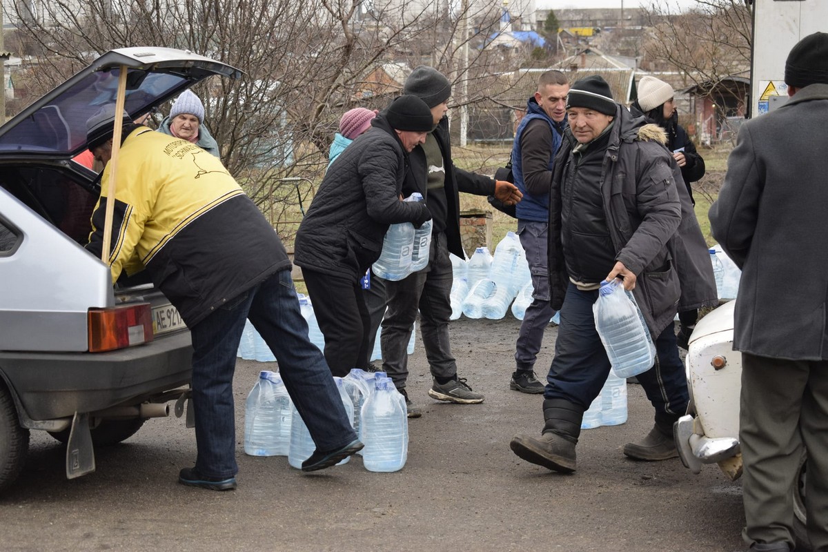 Жителям Мирівської громади видали питну воду від БФ ACTED: фото