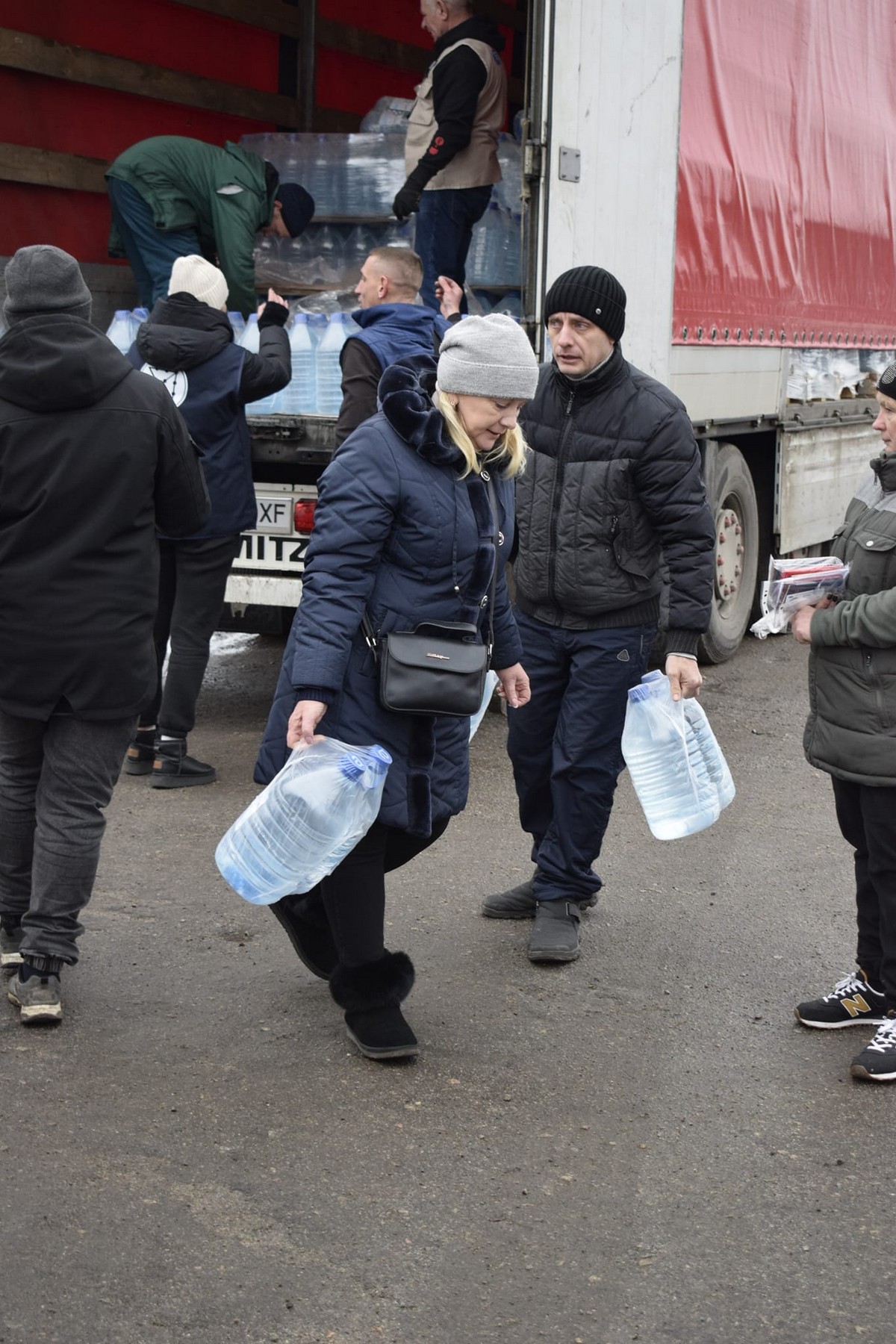 Жителям Мирівської громади видали питну воду від БФ ACTED: фото