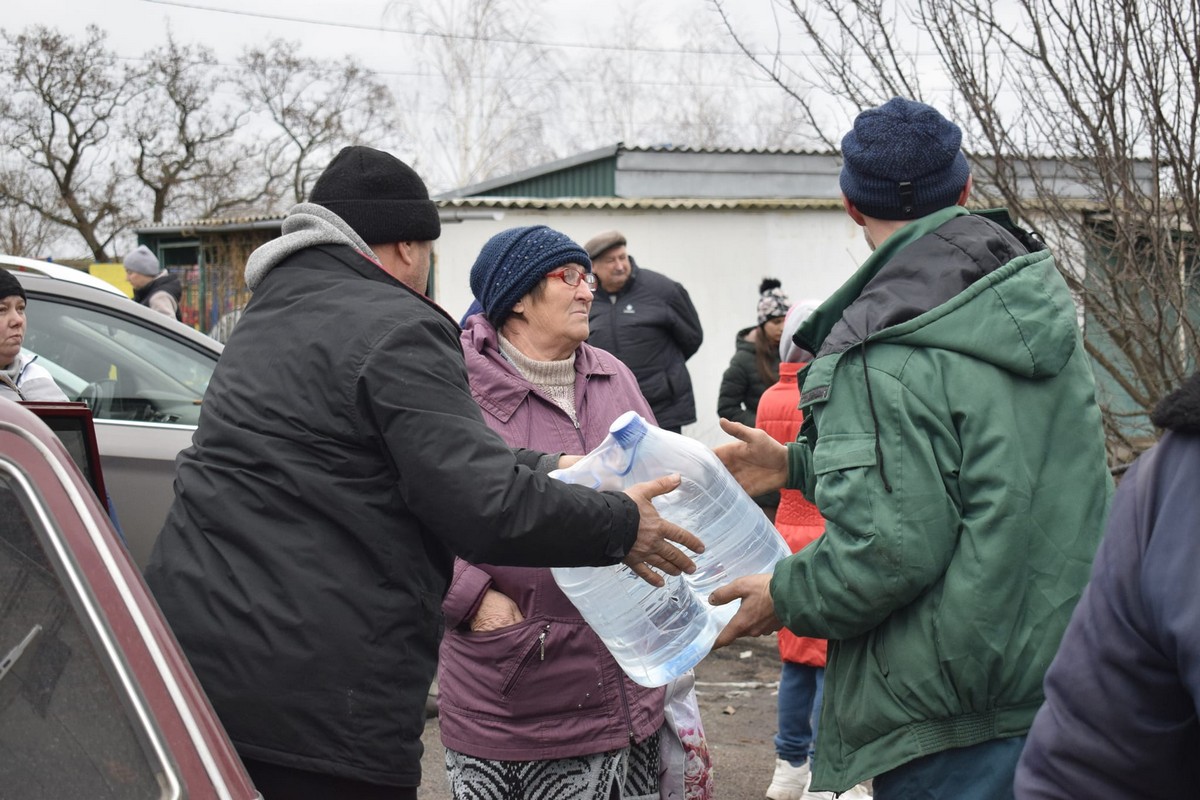 Жителям Мирівської громади видали питну воду від БФ ACTED: фото