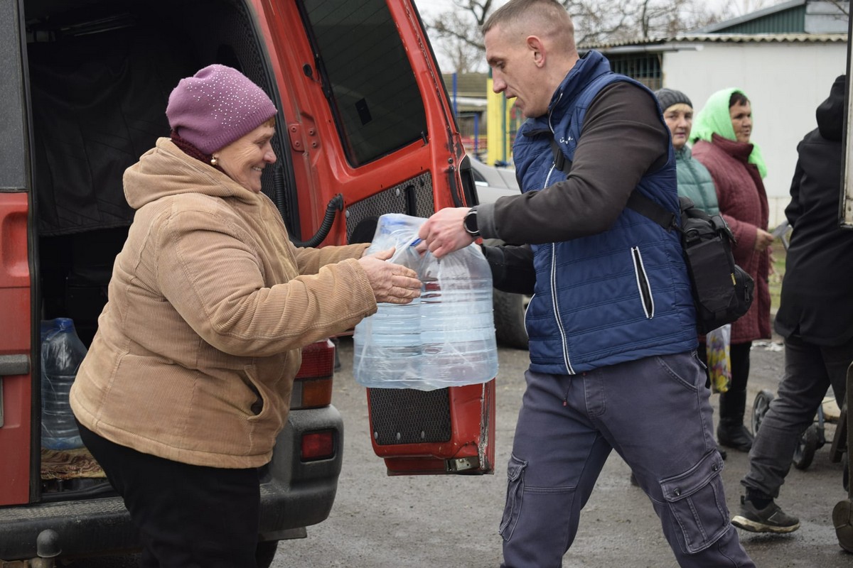 Жителям Мирівської громади видали питну воду від БФ ACTED: фото