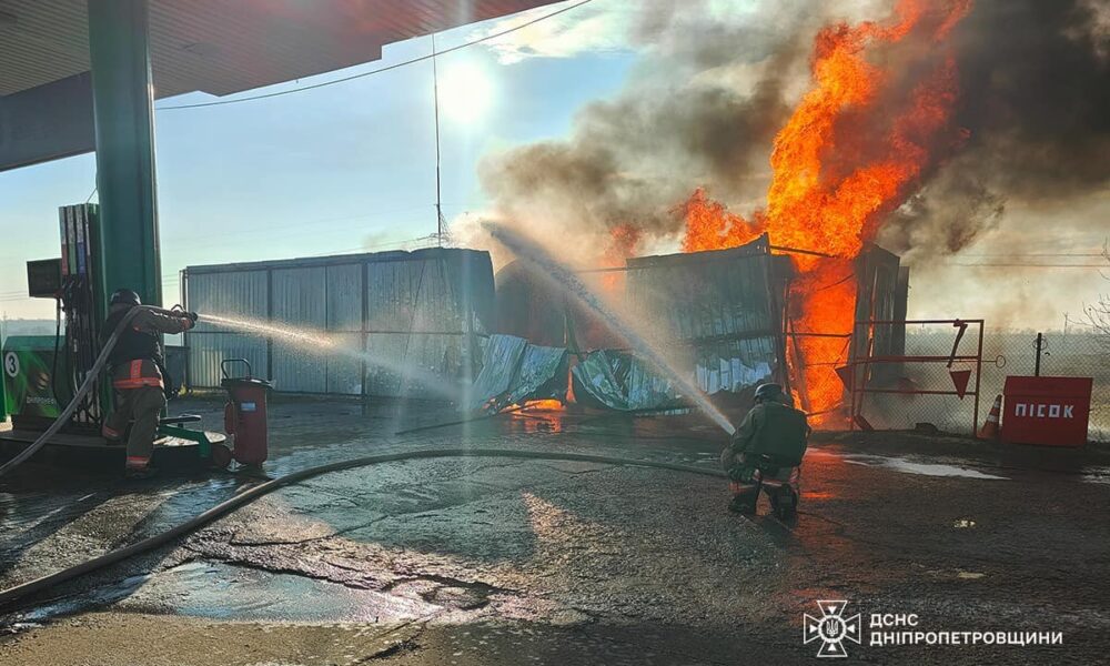 На Нікопольщині спалахнула АЗС після удару дроном 24 грудня (фото)