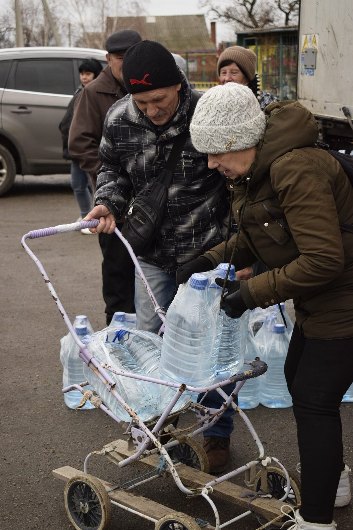 Жителям Мирівської громади видали питну воду від БФ ACTED: фото