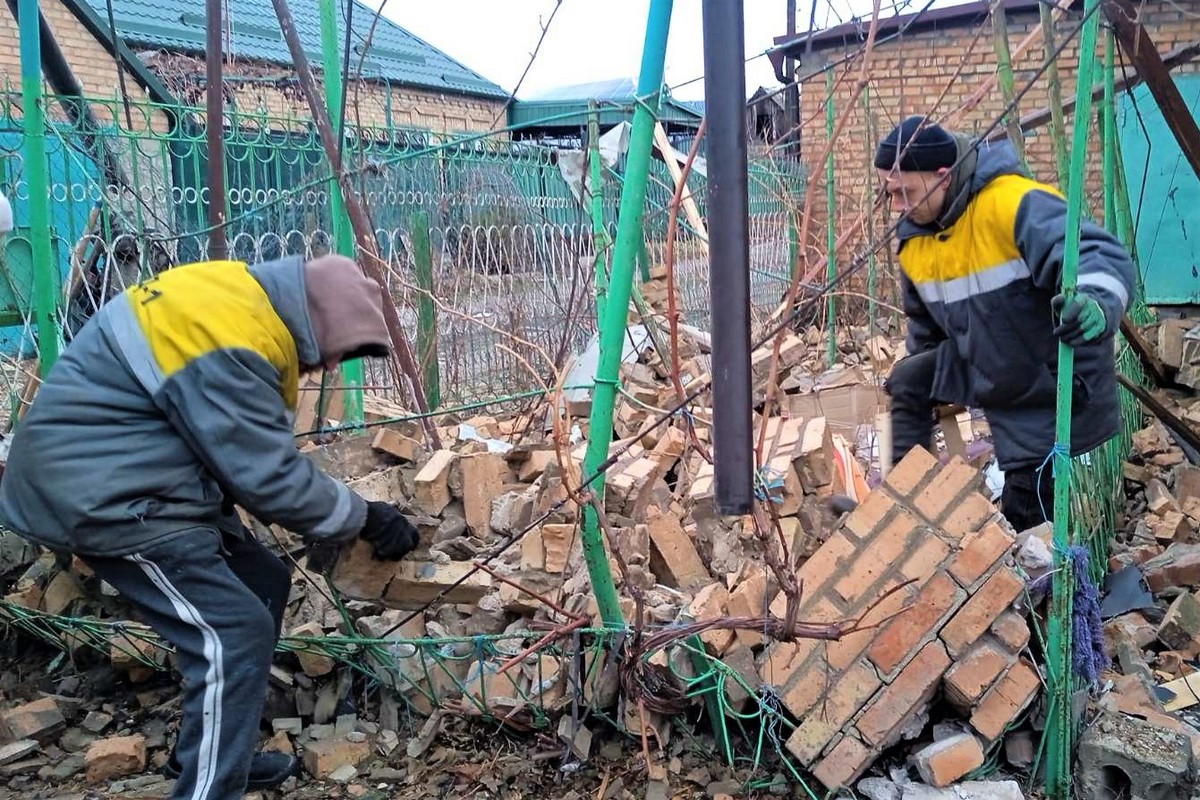 Нікополь третій рік під обстрілами: комунальники усувають наслідки атак