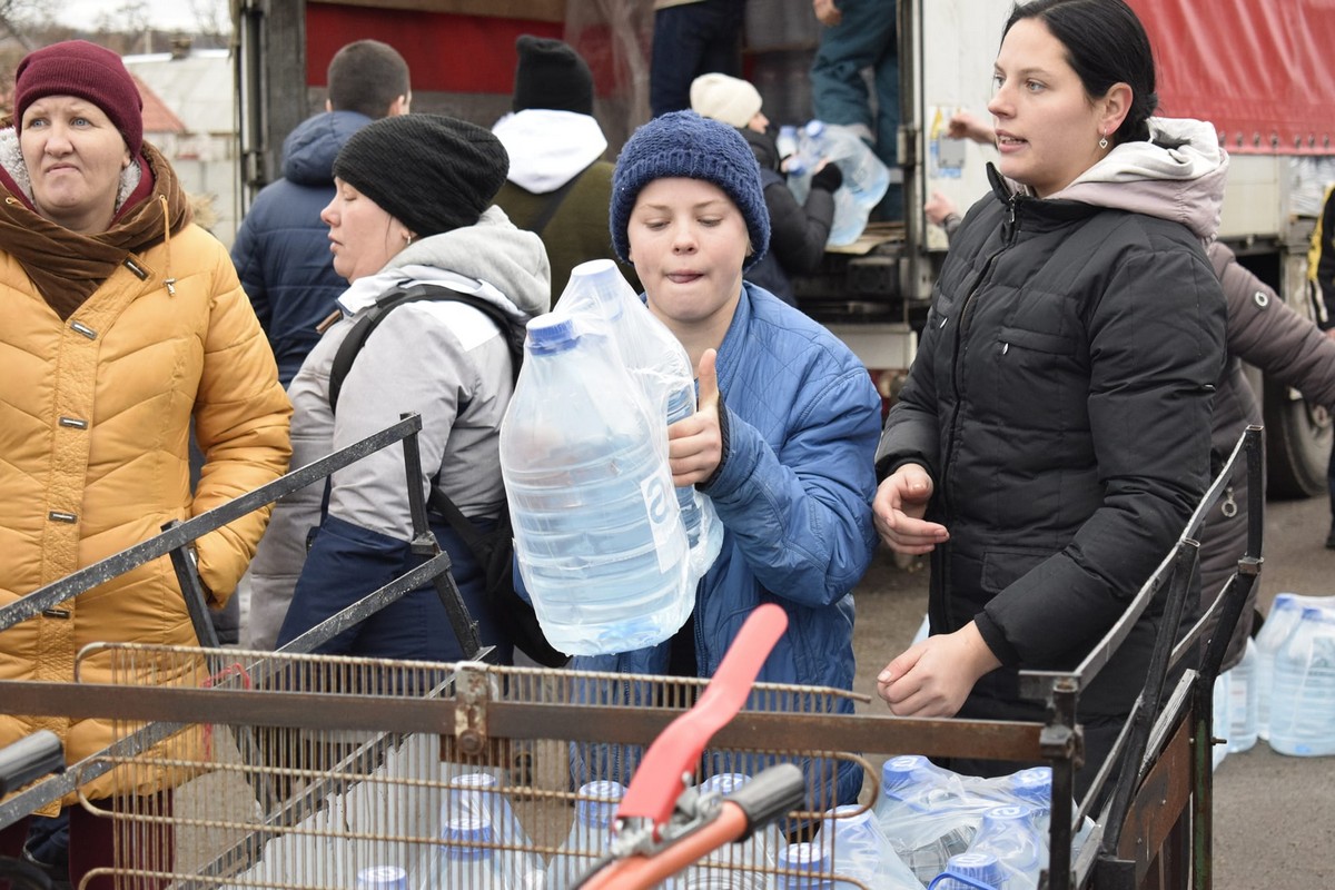 Жителям Мирівської громади видали питну воду від БФ ACTED: фото