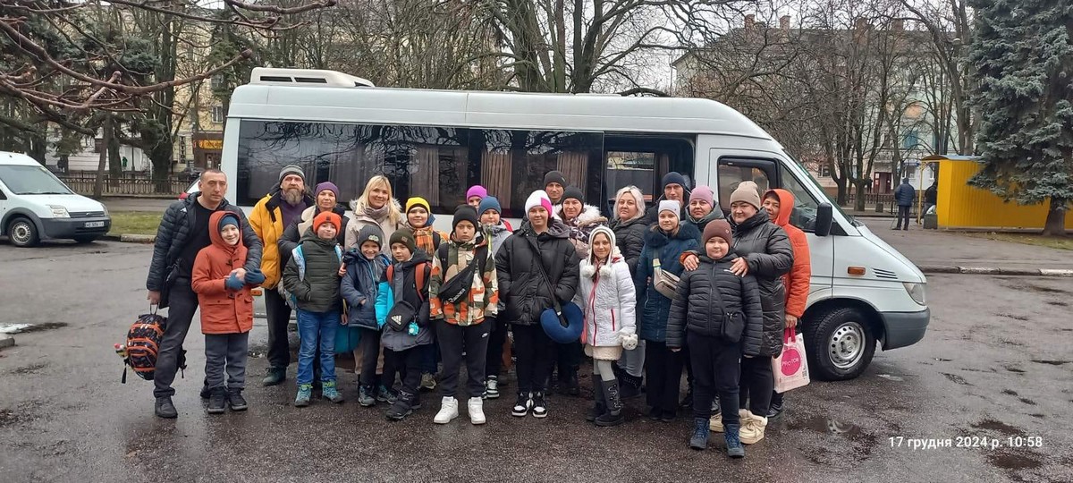 Сьогодні 10 нікопольських дітей вирушили на відпочинок до Італії (фото)