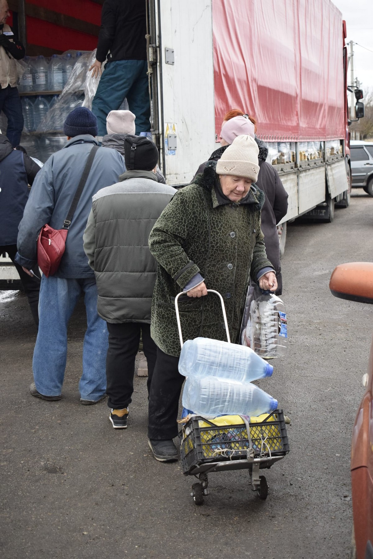 Жителям Мирівської громади видали питну воду від БФ ACTED: фото