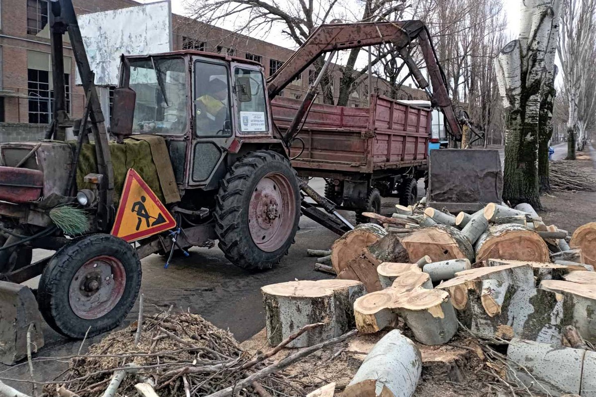 Нікополь третій рік під обстрілами демонструє стійкість: служби усувають наслідки недавніх атак та виконують інші роботи