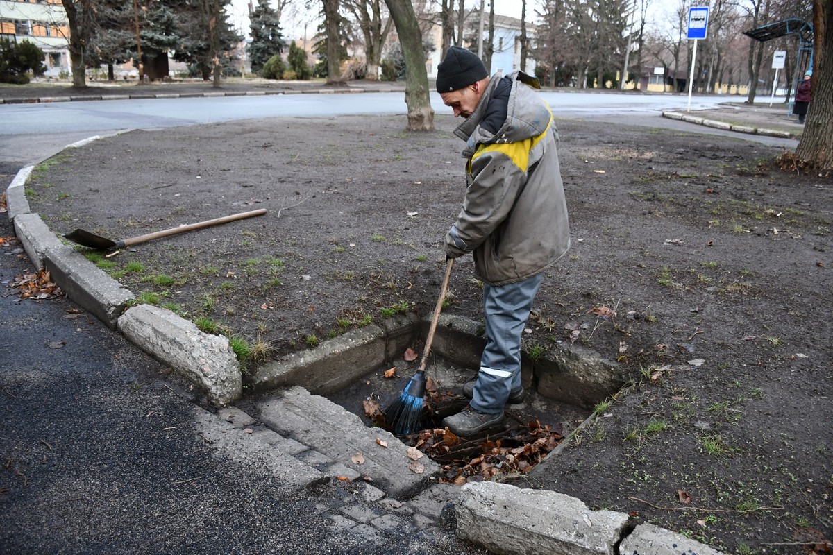 Нікополь третій рік під обстрілами демонструє стійкість: служби усувають наслідки недавніх атак та виконують інші роботи