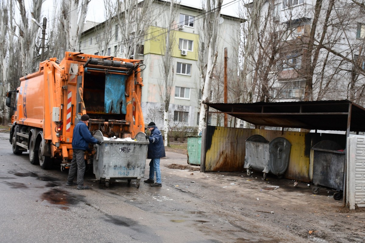 Нікополь третій рік під обстрілами демонструє стійкість: служби усувають наслідки недавніх атак та виконують інші роботи