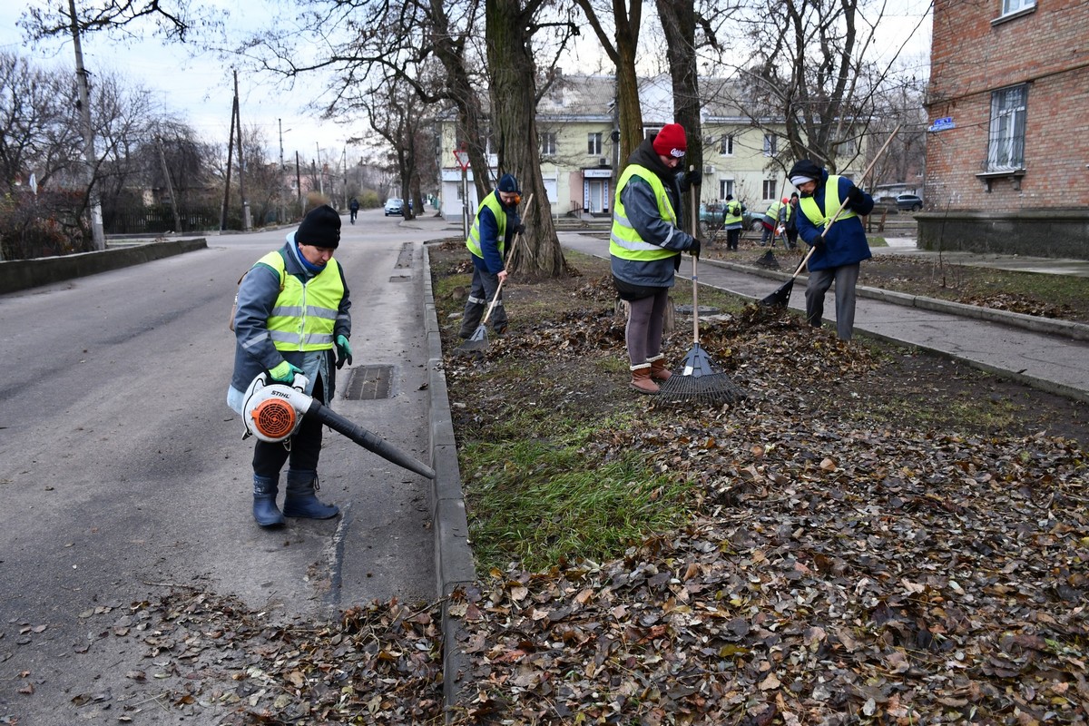 Нікополь третій рік під обстрілами демонструє стійкість: служби усувають наслідки недавніх атак та виконують інші роботи