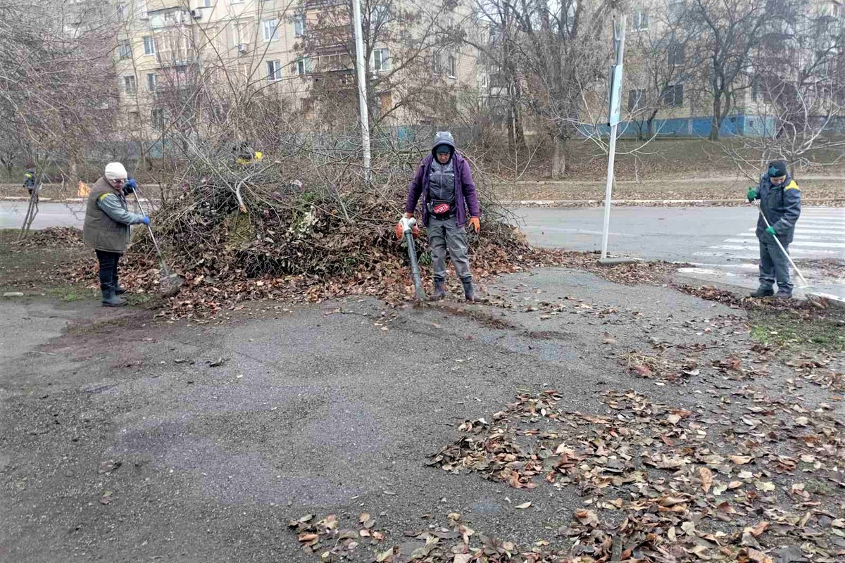 Нікополь третій рік під обстрілами демонструє стійкість: служби усувають наслідки недавніх атак та виконують інші роботи